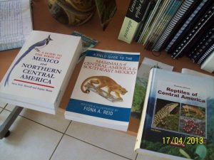 Enkele van de aangekochte fauna en flora boeken