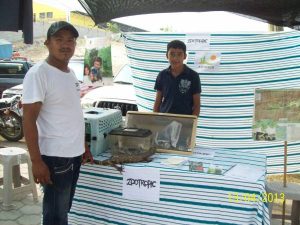 Gilberto bij de educatieve stand op een locale zondagmarkt in Cabañas, Zacapa