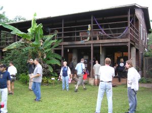 Het breed en research station gezien vanaf de tuin